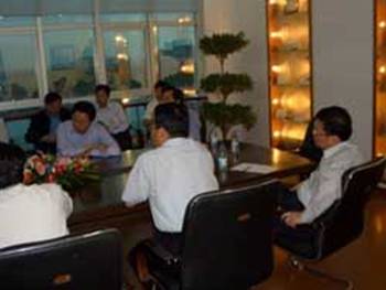 無(wú)錫市委書(shū)記楊衛(wèi)澤同志、副市長(zhǎng)貢培興同志等市領(lǐng)導(dǎo)蒞臨公司視察(圖1) 無(wú)錫市委書(shū)記楊衛(wèi)澤同志、副市長(zhǎng)貢培興同志等市領(lǐng)導(dǎo)蒞臨公司視察(圖1)